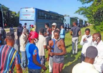 Un grupo de migrantes haitianos varados en Cuba espera para abordar los ómnibus que les trasladarán al puerto de Santiago de Cuba, para retornar a su país. Foto; granma.cu