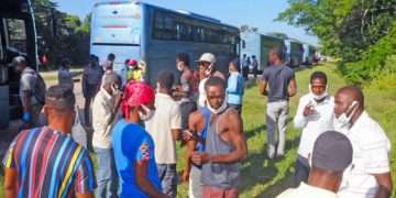 Un grupo de migrantes haitianos varados en Cuba espera para abordar los ómnibus que les trasladarán al puerto de Santiago de Cuba, para retornar a su país. Foto; granma.cu