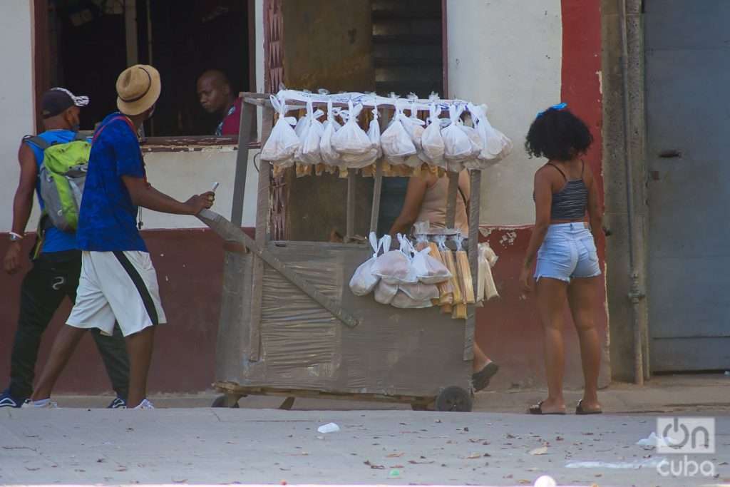 Vendedor particular de pan y galletas en La Habana, Cuba. Foto: Otmaro Rodríguez.