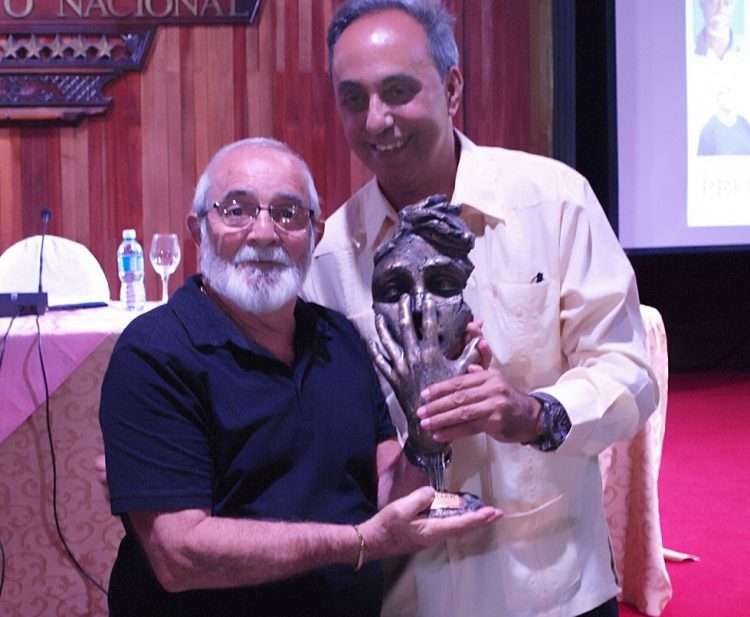 El actor Juan Julio Alfonso (Izq) recibiendo uno de los premios que distinguieron su carrera. Foto: Agencia Actuar.