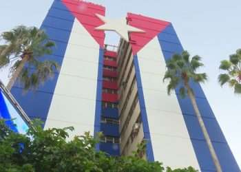 Mural de la bandera cubana inaugurado en un edificio de Matanzas. Foto: TV Yumurí.