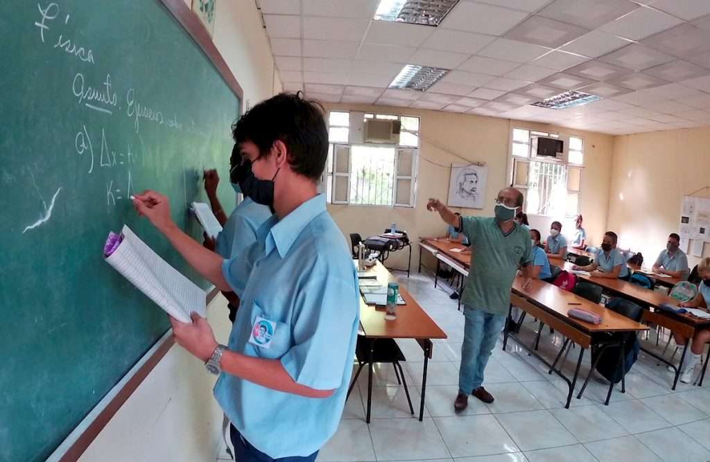 Estudiantes asisten a clases presenciales en La Habana, tras el reinicio del curso escolar el pasado 4 de octubre para los años terminales del preuniversitario y la enseñanza pedagógica, técnica y profesional. Foto: Ernesto Mastrascusa / EFE.