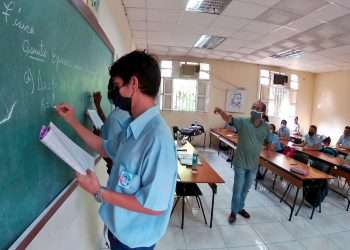 Estudiantes asisten a clases presenciales en La Habana, tras el reinicio del curso escolar el pasado 4 de octubre para los años terminales del preuniversitario y la enseñanza pedagógica, técnica y profesional. Foto: Ernesto Mastrascusa / EFE.