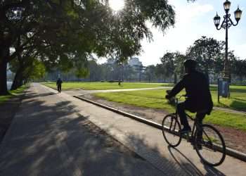 Un ciclista por Buenos Aires, en 2019. Foto: LEZ.