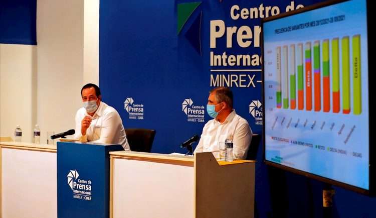 El ministro de salud pública de Cuba, José Ángel Portal (i), y el presidente del grupo empresarial BioCubaFarma, Eduardo Martínez (d), participan en una conferencia de prensa en La Habana, el 12 de octubre de 2021, en la que anunciaron que Cuba planea aplicar dosis de refuerzo de sus vacunas propias contra la COVID-19. Foto: Ernesto Mastrascusa / EFE.