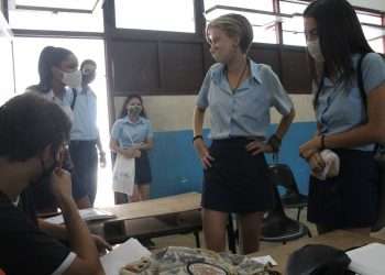 Estudiantes de 12 grado de preuniversitario en Cuba se alistan para reinicio de clases presenciales. Foto: cuba.unfpa.org