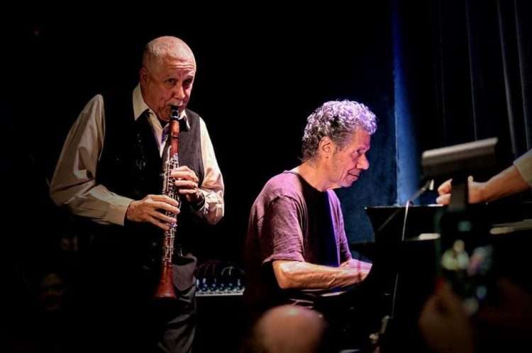 Paquito D'Rivera (de pie) y el fallecido Chick Corea. Foto tomada del perfil de Facebook del músico.