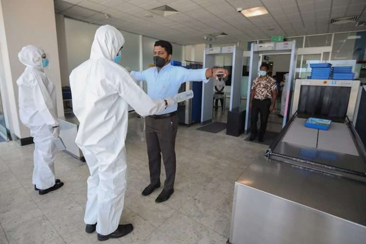 Control de viajeros en el aeropuerto de Colombo, Sri Lanka. Foto: Chamila Karunarathne / EFE / Archivo.