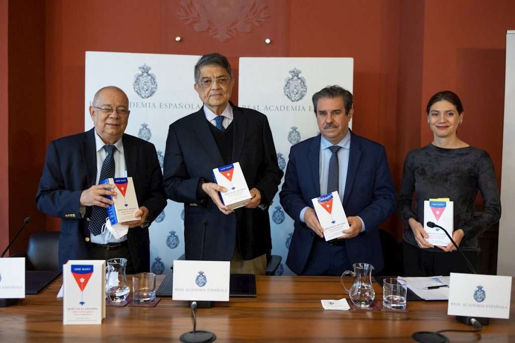 El director de la Real Academia de la lengua de Cuba, Rogelio Rodríguez Coronel (i); el escritor nicaragüense Sergio Ramirez (2i), y Pilar Reyes, directora de la editorial Alfaguara, durante la presentación de "Martí en su universo", una antología de la obra del prócer y escritor cubano José Martí, el martes 23 de noviembre de 2021, en Madrid, España. Foto: Rodrigo Jiménez / EFE.