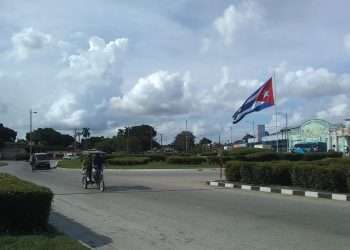 La rotonda junto al hospital oncológico María Curie, zona de gran afluencia de habitantes citadinos y de viajeros que se dirigen al occidente de la provincia, Ciego de Ávila y La Habana, casi sin tránsito hacia las tres de la tarde.