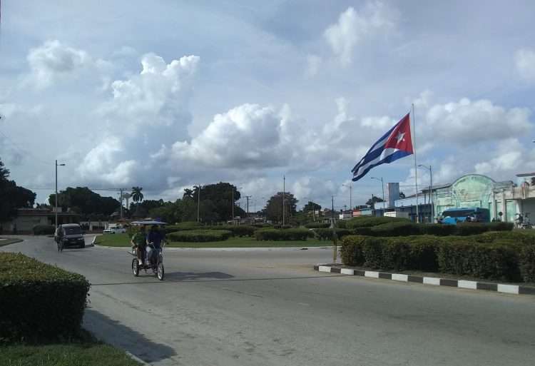 La rotonda junto al hospital oncológico María Curie, zona de gran afluencia de habitantes citadinos y de viajeros que se dirigen al occidente de la provincia, Ciego de Ávila y La Habana, casi sin tránsito hacia las tres de la tarde.