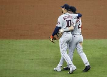 Los jugadores de los Astros de Houston Yuli Gurriel (izq) y Alex Bregman (der) celebran después de derrotar a los Bravos de Atlanta en el quinto juego de la Serie Mundial de las Grandes Ligas de EE.UU., el 31 de octubre de 2021. Foto: Alyssa Pointer / EFE.