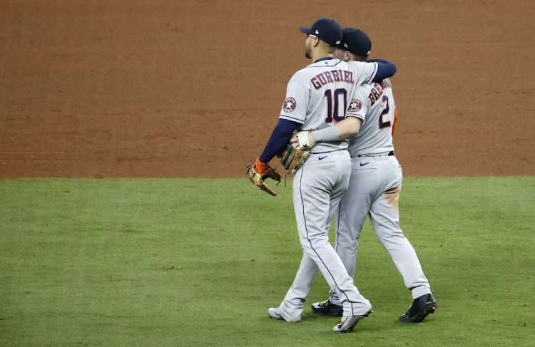 Los jugadores de los Astros de Houston Yuli Gurriel (izq) y Alex Bregman (der) celebran después de derrotar a los Bravos de Atlanta en el quinto juego de la Serie Mundial de las Grandes Ligas de EE.UU., el 31 de octubre de 2021. Foto: Alyssa Pointer / EFE.