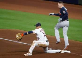 Muchos especialistas, jugadores y entrenadores han reconocido la tremenda capacidad de Yulieski Gurriel para recibir tiros errantes de los defensores del cuadro. Foto: EFE.