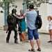 Turistas se toman fotos junto a la escultura del Caballero de París, en La Habana Vieja. Foto: Ernesto Mastrascusa / EFE / Archivo.