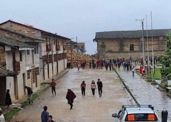 La reconocida torre de la Iglesia del distrito de La Jalca Grande, en la provincia de Chachapoyas, región Amazonas, construida en el siglo XVI y considerada Patrimonio Histórico del Perú, se derrumbó a consecuencia del fuerte sismo de magnitud 7,5 que ocurrió en la mañana del domingo 28 de noviembre de 2021. Foto: Amazonas Noticias / Andina vía EFE.