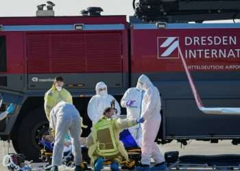 Trabajadores de la salud alemanes trasladan a un enfermo. Foto: France 24.