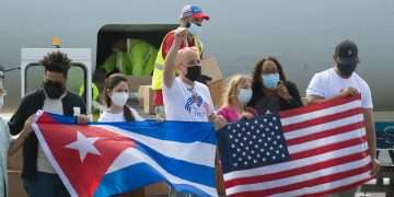 Líderes de organizaciones de estadounidenses y cubanoamericanos, a su llegada al aeropuerto internacional de La Habana con un donativo para la Isla, el 5 de noviembre de 2021. Foto: Otmaro Rodríguez.