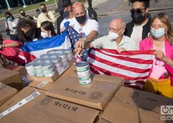 Donativo de organizaciones estadounidenses y cubanoamericanas a Cuba, a su llegada al aeropuerto de La Habana. Al centro, el profesor y activista Carlos Lazo. Foto: Otmaro Rodríguez.