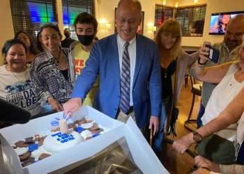 El alcalde de Miami Beach, Dan Gelber, celebra por partida doble, su reelección y la Ley Seca. Foto: WLRN.