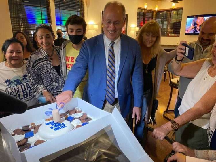 El alcalde de Miami Beach, Dan Gelber, celebra por partida doble, su reelección y la Ley Seca. Foto: WLRN.