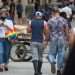 Personas en una calle de La Habana. Foto: Otmaro Rodríguez.