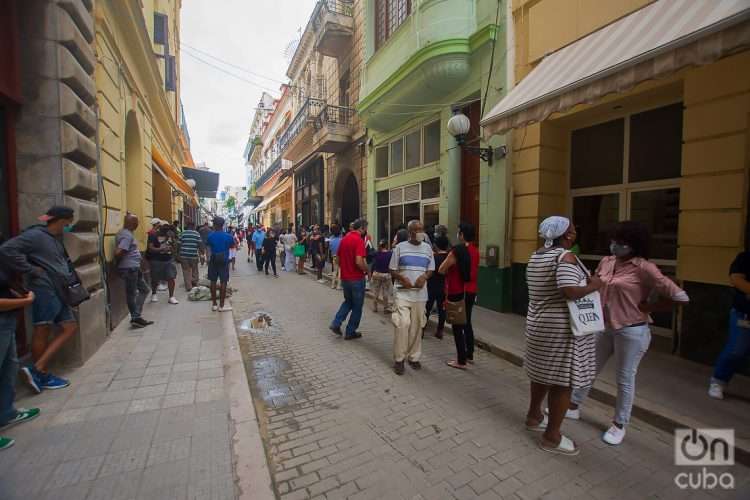 Personas en una calle de La Habana. Foto: Otmaro Rodríguez.