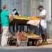 Un hombre compra a un vendedor ambulante de productos agrícolas en La Habana. Foto: Otmaro Rodríguez.