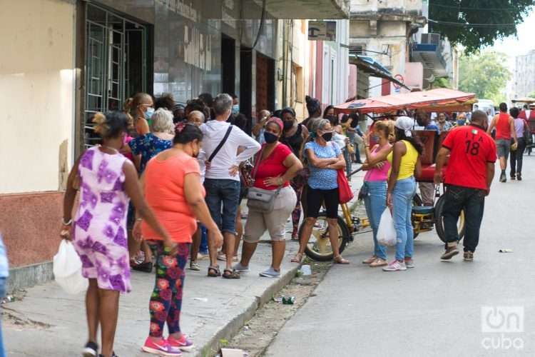 Personas en una calle de La Habana. Foto: Otmaro Rodríguez / Archivo.