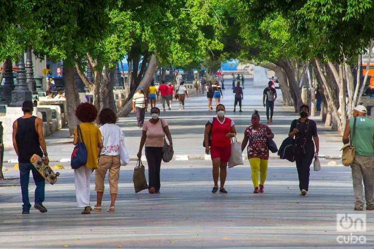 Personas en el Paseo del Prado, en La Habana. Foto: Otmaro Rodríguez.