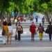Personas en el Paseo del Prado, en La Habana. Foto: Otmaro Rodríguez.