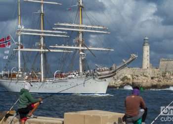 Pescadores en el malecón habanero observan la entrada del velero noruego "Statsraad Lehmkuhl", en la mañana del miércoles 24 de noviembre de 2021. Foto: Otmaro Rodríguez.