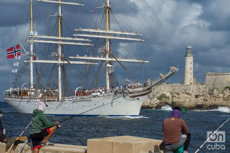 Pescadores en el malecón habanero observan la entrada del velero noruego "Statsraad Lehmkuhl", en la mañana del miércoles 24 de noviembre de 2021. Foto: Otmaro Rodríguez.