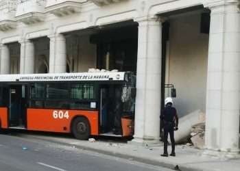 Ómnibus urbano impactado contra el Gran Hotel Manzana Kempinski, de La Habana, el 24 de noviembre de 2021. Foto: Cubadebate.