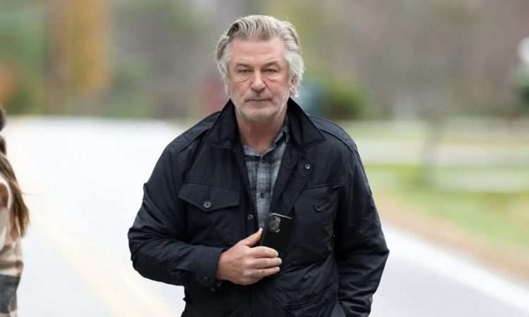 El actor Alec Baldwin se enfrenta a la primera demanda por los disparos que  provocaron la muerte de la directora de fotografía Halyna Hutchins el mes pasado. Foto: hola.com