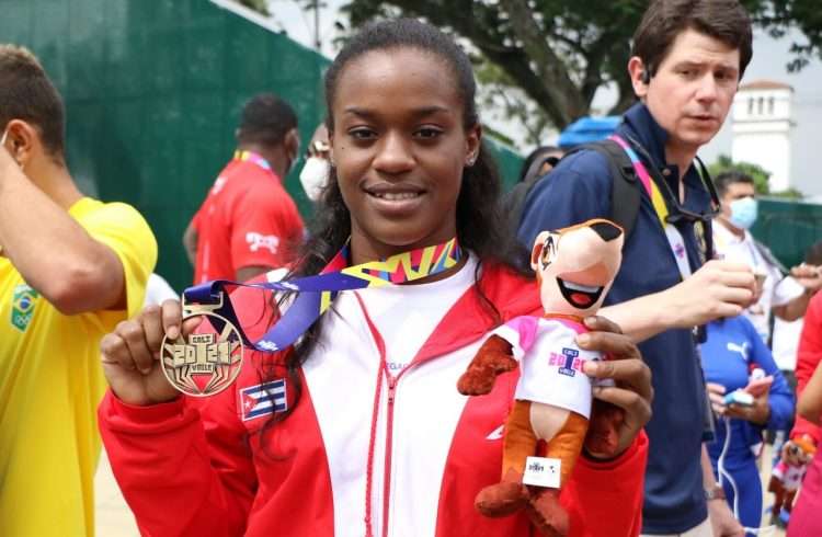 La clavadista cubana Anisley García, multimedallista en los I Juegos Panamericanos Junior Cali-Valle 2021. Foto: @CaliValle2021 / Twitter.