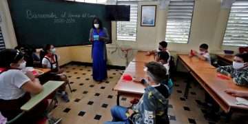 Una maestra imparte una clase a sus estudiantes en una escuela de La Habana, tras la reanudación de las clases presenciales el 8 de noviembre de 2021. Foto: Ernesto Mastrascusa / EFE.