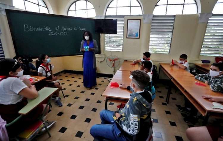 Una maestra imparte una clase a sus estudiantes en una escuela de La Habana, tras la reanudación de las clases presenciales el 8 de noviembre de 2021. Foto: Ernesto Mastrascusa / EFE.