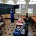 Una maestra imparte una clase a sus estudiantes en una escuela de La Habana, tras la reanudación de las clases presenciales el 8 de noviembre de 2021. Foto: Ernesto Mastrascusa / EFE.