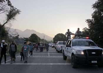 Alrededor de 5000 migrantes -en su mayoría centroamericanos y haitianos- caminan en caravana en la comunidad de Nueva Milenio Valdivia rumbo a Ciudad de México, hoy, en Nueva Milenio Valdivia, estado de Chiapas (México). Foto: Juan Manuel Blanco/Efe.