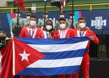 El equipo cubano campeón en la prueba mixta por colectivos en los I Juegos Panamericanos Junior Cali-Valle 2021. Foto; Jit / Facebook.