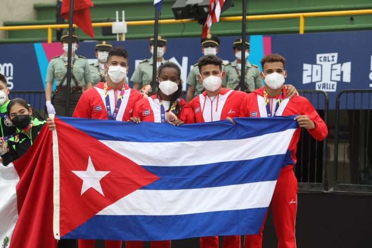 El equipo cubano campeón en la prueba mixta por colectivos en los I Juegos Panamericanos Junior Cali-Valle 2021. Foto; Jit / Facebook.