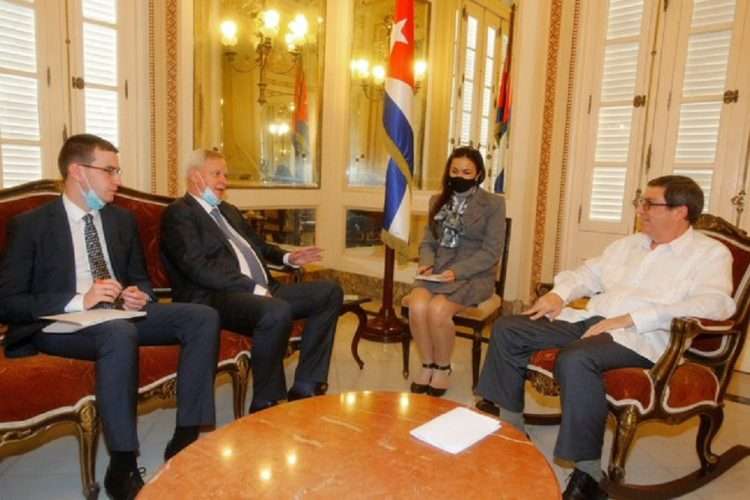 El ministro de Relaciones Exteriores, Bruno Rodríguez, recibió a Vladimir Titov, quien se encuentra de visita oficial. Foto: Minrex.