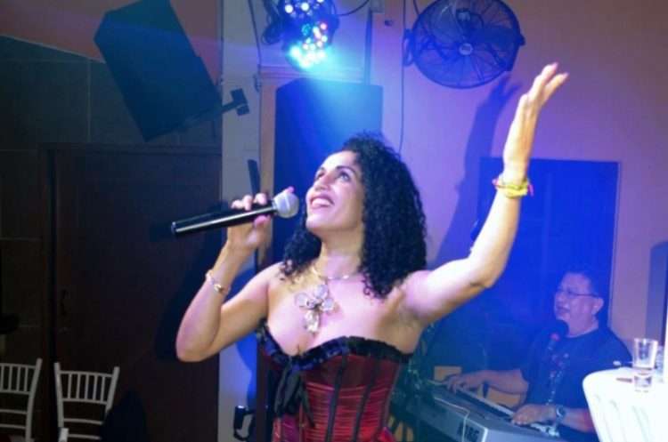 La cantante cubana Dayami Lozada, asesinada en su domicilio en Cancún, México, el 27 de noviembre de 2021. Foto: proceso.com.mx / Facebook / Archivo.