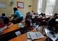 Una maestra atiende a sus estudiantes en una escuela de La Habana, tras la reanudación de las clases presenciales. Foto: Ernesto Mastrascusa / EFE.