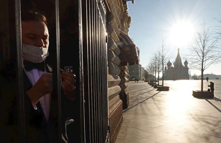 Un hombre usa mascarilla como protección ante la COVID-19 en Moscú, Rusia. Foto: Maxim Shipenkov / EFE.