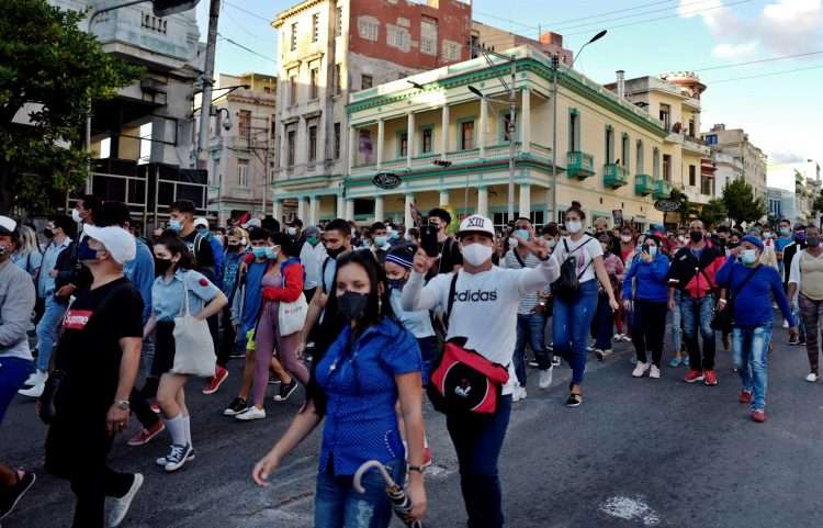 Miles de jóvenes cubanos rindieron homenaje a los ocho estudiantes de Medicina injustamente fusilados el 27 de noviembre de 1871, hace 150 años. Foto: Felipe Borrego/EFE.