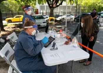 Medicos y enfermeros del sistema de salud de Florida proceden a hacer testes del coronavirus en las calles de Miami.  Foto: Carl Juste  Cortesía Miami Herald.