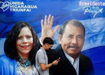 Un nicaragüense pasa delante de un cartel electoral de Daniel Ortega y su esposa Rosario Murillo. Foto: Jorge Díaz/EFE.