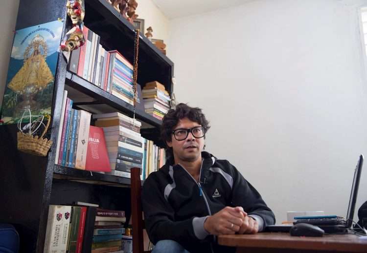 El dramaturgo cubano Yunior García, líder del grupo opositor Archipiélago, habla durante una entrevista con Efe en su casa, el 9 de noviembre de 2021 en La Habana. Foto: Yander Zamora/Efe.